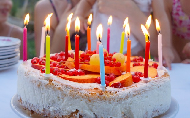 Gâteau et bougies d'anniversaire : une tradition… Pas si ancienne