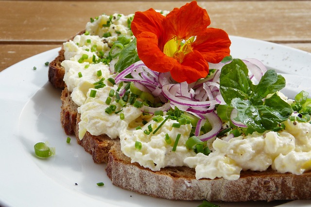 fleur comestible avec du fromage frais